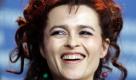 Die Promi-Geburtstage vom 26. Mai 2011: Helena Bonham Carter
Vorspann:	
Text:	
Berlin (dpa) - Helena Bonham Carter ist eine Frau, die auffällt: Im Januar sorgte sie bei der Verleihung der Golden Globes für gewaltige Aufregung, als sie es wagte, zwei verschiedenfarbige Schuhe zu tragen.

Für die Oscar-Verleihung gelobte sie dann Besserung: «Ich verspreche, dass ich Schuhe in gleichen Farben tragen werden», sagte die Schauspielerin. Sie hielt Wort, auch wenn sie kurzzeitig verkündet hatte, als modische «Katastrophe» über den roten Teppich schreiten zu wollen. Sie erschien schließlich in einem schwarzen Miederkleid und sah ganz entzückend aus. Heute feiert die Britin, die mit dem Regie-Paradiesvogel Tim Burton verheiratet ist, ihren 45. Geburtstag.

Schrille Charaktere haben es Helena Bonham Carter angetan: «Ich liebe es, mich zu verkleiden und merkwürdige Frauen zu verkörpern. Auf der Leinwand so hübsch wie möglich auszusehen, wäre für mich eher langweilig», sagte sie in einem Interview mit Tele 5.

Ungewöhnlich «gesittet» dagegen war sie zuletzt an der Seite von Colin Firth als Queen Mum in dem Oscar-prämierten «The King's Speech» zu sehen. Einen Oscar für ihre reife Leistung hätte die Britin als beste Nebendarstellerin verdient gehabt, musste sich aber schließlich Melissa Leo («The Fighter») geschlagen geben.

Alltäglich ist keine ihrer Rollen: Als abgrundtief böse Bellatrix Lestrange sorgt sie in den «Harry Potter»-Filmen für wohligen Grusel bei jungen Kinofans, spielte bei « Terminator : Die Erlösung» mit und geisterte als Rote Königin durch Tim Burtons verrückten Fantasy-Film «Alice im Wonderland».

Helena Bonham Carter stammt aus einer gut situierten Familie, ihr Vater war Banker, die Mutter Psychoanalytikerin. Urgroßvater Herbert Henry Earl of Oxford and Asquith brachte es bis zum Premierminister (1908-1916), ihre Großmutter Lady Violet Bonham Carter war eine bekannte Politikerin und gehörte dem Unterhaus an. Eine solche Herkunft kann durchaus eine Bürde sein, aber Helena Bonham Carter wusste früh, dass sie Schauspielerin werden will.

Mit 15 trat sie in einem Werbespot auf, 1986 feierte sie ihr Debüt in Trevor Nunns Film «Lady Jane», bevor sie mit der Verfilmung von E.M. Forsters Roman «Zimmer mit Aussicht» ihren Durchbruch feierte. Ein durchaus zwiespältiger Erfolg, denn in der Folge schien die zierliche Lady auf Kostümfilme oder gediegene Shakespeare-Adaptionen abonniert zu sein. Sie spielte in den Literaturverfilmungen «Maurice», «Engel und Narren» und «Howards End» mit, gab die Ophelia in Franco Zefferellis «Hamlet» (1990) oder war in Kenneth Branaghs «Frankenstein»-Bearbeitung zusehen.

Mit dem Shakespeare-Mimen Branagh war Helena Carter Bonham zwischen 1994 und 1999 liiert. Gemeinsam stand das Paar in dem ambitionierten Drama «Vom Fliegen und anderen Träumen» 1998 vor der Kamera. Endlich einmal kein Kostümfilm. Bonham Carter spielte eine sterbenskranke, gelähmte Frau, Branagh einen spinnerten Außenseiter. «Eine brillant geschriebene und gespielte Tragikomödie», befand der «film-dienst». Aufsehen erregte auch ihr Part in dem provokanten Streifen «Fight Club» an der Seite von Brad Pitt und Edward Norton.

Danach war Helena Bonham Carter vor allem in den skurrilen Filmen ihres Partners Tim Burton zu sehen. Sie tummelte sich auf dem «Planet der Affen», sorgte für Gänsehaut als Hexe in dem grandiosem Südstaaten-Drama «Big Fish» und spielte in dem zuckersüßen Märchen «Charlie und die Schokoladenfabrik» an der Seite von Johnny Depp.

NAME

BERUF

ALTER

GEBURTSDATUM

GEBURTSORT

GEBURTSLAND

STONE, Matt

amerikanischer Schauspieler, Drehbuchautor und Produzent Foto: dapd