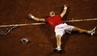 Der Chilene Nicolas Massu fällt erschöpft zu Boden, nachdem er beim Davis Cup in Rancagua, Chile, gegen den Östereicher Stefan Koubek nach fünf Sätzen gewann. Foto: ap
