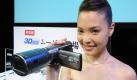An Panasonic Electronics Corp. model presents the world's first 3-D home video camera system at a press preview in Tokyo, Japan, 28 July 2010. The removable 3-D lens system fits on the new full HD TM750 and TM650 video camera models and goes on sale in early August for 35,000 yen (or 398 dollars or 306 euro). EPA/EVERETT KENNEDY BROWN +++(c) dpa - Bildfunk+++

 Foto: dpa