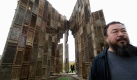 Der chinesische Künstler Ai Weiwei steht vor seiner Installation Template, die aus Holztüren und Fenstern zerstörter chinesischer Häuser der Ming- und Quing-Dynastie besteht. Der renommierte chinesische Künstler und Architekt ist nach Misshandlungen in China in München erfolgreich operiert worden. Foto: ddp