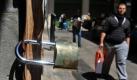 Athen, Griechenland. Ein Passant läuft an einem geschlossenen Shop in einer Fußgängerzone Athens vorbei. Viele Geschäfte mussten aufgrund der anhaltenden Wirtschaftskrise und Rezession schließen, weswegen die Regierung nun ein neues Privatisierungsprogramm angekündigt hat. Foto: dpa
