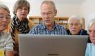 Nicht mehr nur mit Muttern und Vatern befreundet, auch mit Oma und Opa: Immer mehr Senioren sind im Internet. Dabei werden Facebook und Stayfriends am häufigsten ausgewählt. Das beweist eine repräsentative Forsa-Umfrage. 40 Prozent der Internetnutzer zwischen 65 und 69 Jahren nutzen der Umfrage zufolge ein soziales Netzwerk. Das finden wir ganz schön cool - und ganz ehrlich? Von Oma angestupst zu werden ist doch viel cooler, als von der eigenen Mutter angestupst zu werden.  Foto: dpa