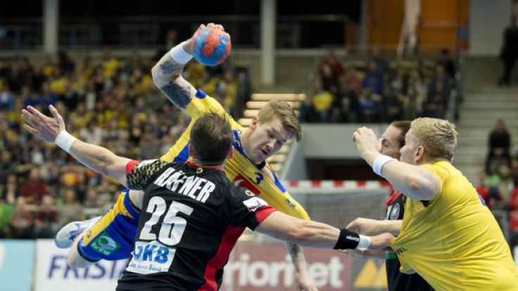 Markus Stegefelt (Mitte) aus Schweden in Aktion gegen Kai Häfner (links) beim Länderspiel Schweden gegen Deutschland am Samstag - die DHB-Auswahl mit ihrem neuen Coach Christian Prokop unterlag bei der Premiere knapp mit 25:27.