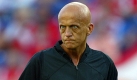 In Fachkreisen wird Pierluigi Collina als bester Fußballschiedsrichter aller Zeiten geahndet. Der Italiener erhielt zwischen 1998 und 2003 sechs Mal in Folge den Titel Weltschiedsrichter des Jahres. Sein markantes Aussehen brachte ihm außerdem den Spitznamen Kojak ein. Doch Collina fehlen die Haare nicht nur auf dem Kopf: Er leidet an einer schweren Form einer Autoimmunkrankheit, durch die die komplette Körperbehaarung ausgeht.
 Foto: ddp