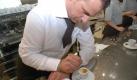 Der Barista, ein Kaffeekünstler an einer Espresso-Maschine, machts möglich. Foto: news.de