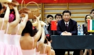 Ungarische Schulmädchen haben eine Choreografie für den chinesischen Vizepräsidenten vorbereitet. Xi Jinping besucht eine zweisprachige Oberschule in Budapest im Rahmen eines viertägigen Staatsbesuches. Foto: ap
