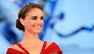Man kann nicht gerade sagen, dass Natalie Portman zu viel auf den Rippen hat. Sie ist mit ihren 1,60 Metern eher ein Leichtgewicht. Nichtsdestotrotz verlor sie beim harten Training für ihre Rolle einer ehrgeizigen Balletttänzerin in Black Swan ganze zehn Kilo. Als Veganerin ernährt sich die Schauspielerin bereits sehr gesund und bewusst, gönnte sich aber während der Arbeit am Film nur kleinere Portionen als gewöhnlich. Regisseur Darren Aronofsky war irgendwann so besorgt, dass er seine magere Hauptdarstellerin anflehte Natalie, bitte fang an zu essen! und dafür sorgte, dass es in ihrer Garderobe ständig Leckereien gab.  Foto: dpa