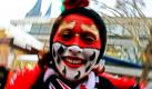 Eine Karnevalistin feiert in Köln auf dem Alter Markt. Mit der Weiberfastnacht beginnt der Straßenkarneval im Rheinland.  Foto: dpa