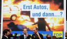 Der FDP-Spitzenkandidat, Christoph Meyer (links), und der Generalsekretr der Liberalen, Christian Lindner, prsentieren ein Plakat fr den Landtagswahlkampf. Die FDP thematisiert mit dem Motiv brennender Autos und dem Slogan Erst Autos, und dann ...? die aktuelle Debatte Berlins. In der Stadt wurden in den vergangenen Nchten mehr als 30 Autos angezndet. Foto: dpa