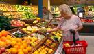 ARCHIV - Eine Kundin steht am 22.08.2007 an einer Obsttheke eines Supermarkts in Weinstadt. Die Verbraucher in Deutschland greifen verstärkt zu Obst, Gemüse und Getreide sowie zu Fisch und Geflügel, aber weniger zu Rind- und Schweinefleisch. Dieser Trend geht aus dem aktuellen Ernährungsbericht 2008 der Deutschen Gesellschaft für Ernährung (DGE) hervor, der am Mittwoch (17.12.2008) in Bonn vorgestellt wurde. Foto: Norbert Försterling dpa/lnw +++(c) dpa - Bildfunk+++ Foto: dpa