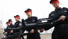 Polizei sieht rot: Chinesische Polizistinnen montieren blind ihre Gewehre. Foto: Li Min Foto: dpa