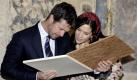 Kronprinz Frederik und Kronprinzessin Mary von Dänemark betrachten im Rathaus der Hansestadt Stralsund eine Kopie des ältesten dänischen Schriftstückes aus dem Stadtarchiv. Das Kronprinzenpaar weilt zu einem zweitägigen Besuch in Mecklenburg-Vorpommern. Foto: ddp