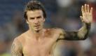David Beckham kann ebenfalls nicht mit der Körperbemalung aufhören. Inzwischen hat er seine Arme komplett mit Verzierungen bedeckt. Auch sein Nacken bleibt nicht verschont. Dort prangt ein Adler. Beck's mag nicht nur das Endresultat, auch die schmerzhafte Prozedur scheint ihm zu gefallen. Ich weiß, dass es verrückt klingt, aber mir macht der Schmerz der Tätowierungsnadel richtig Spaß, gibt der 35-jährige Fußballprofi von Los Angeles Galaxy unumwunden zu. Foto: dpa