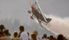 Waghalsige Manöver: Der US-Pilot Skip Stewart zeigt seine Kunststücke bei einer Flugshow in Ilopango in El Salvador. Foto: Roberto Escobar Foto: dpa