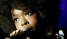 Lauryn Hill zum sechsten Mal Mutter
Vorspann:	
Text:	
New York (dpa) - Die Musikerin Lauryn Hill soll zum sechsten Mal Mutter geworden sein. Die 36-Jährige brachte am Samstag einen Sohn zur Welt, wie die Klatschseite «Black Celebrity Kids» berichtete. Die Geburt soll schwierig gewesen sein, das Baby habe die Nabelschnur um den Hals gehabt, hieß es. Vater der sechs Kinder ist Hills langjähriger Lebensgefährte, der jamaikanische Musiker Rohan Marley, Sohn von Reggae-Legende Bob Marley. Lauryn Hill wurde als Sängerin der Fugees bekannt.
Ressort:	Schlaglichter
Schlagworte:	Leute/Musik/USA/ Foto: dpa
