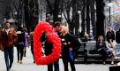 Frühlingsgefühle in Kiew: Ein turtelndes Pärchen läuft bei angenehmen 15 Grad durch die Straßen der ukrainischen Hauptstadt. Foto: ap