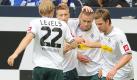 Die Mönchengladbacher bejubeln den 1:0-Torschützen Filip Daems (Zweiter von rechts). Gladbach zeigte sich zwar nach zuletzt drei katastrophalen Auftritten wieder verbessert, brachte den 2:0-Vorsprung auf Schalke aber nicht über die Zeit. Am Ende stand es 2:2. Foto: dpa