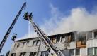 Feuerwehrleute löschen im sächsischen Neustadt einen Brand in einem Asylbewerberheim. Das Feuer war in der Nacht zum Freitag ausgebrochen. Ersten Ermittlungen zufolge soll ein defektes Fernsehgerät den Brand ausgelöst haben. Die 40 Bewohner konnten rechtzeitig in Sicherheit gebracht werden, teilte die Polizei in Dresden mit.  Foto: dapd