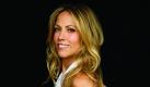 Sheryl Crow meldet sich aus «Memphis»
Vorspann: 	
Text: 	

Berlin (dpa) - So locker und entspannt hat Sheryl Crow schon lange nicht mehr geklungen. Die Amerikanerin hat mit «100 Miles From Memphis» ein Album abgeliefert, das vom ersten Ton an gute Laune macht.

Die 48-Jährige scheint bei sich angekommen zu sein. Geboren und aufgewachsen in der Kleinstadt Kennett, Missouri, zwei Autostunden nördlich von Memphis, Tennessee, gelegen, sei «die Musik von dort» bis heute «die wichtigste Inspirationsquelle und der zentrale Antrieb für alles», sagt sie.

Mit ihren elf neuen Songs beschwört sie allerdings keinen Country- Sound herauf, sondern fängt vielmehr das Soul-Feeling vergangener Zeiten ein, ohne dabei auch nur ein bisschen gestrig zu wirken. Die Musik steht im übrigen diesmal «ganz klar im Vordergrund», so die mehrfache Grammy-Gewinnerin. Das soll jedoch nicht heißen, dass die Texte flach sind, sie sind nur weniger politisch als sonst häufig von der Künstlerin gewohnt.

Unterstützung bei der «Memphis»-Produktion, die in Los Angeles aufgenommen wurde, hat Crow von drei prominenten Kollegen bekommen: Rolling Stone Keith Richards spielt für sie bei «Eye To Eye», mit Citizen Cope singt sie «Sideways» im Duett und Justin Timberlake, den sie zufällig im Studio traf, ist im Hintergrund ihres Cover-Hits «Sign Your Name» von Terence Trent D'Arby zu hören.

Am Ende zieht die moderne Südstaaten-Schönheit mit dem Bonus-Track «I Want You Back» dann auch noch den Hut vor dem 2009 gestorbenen Michael Jackson. In dessen Background-Chor kam Crows Karriere Ende der 1980er Jahre langsam in Gang.

www.universal-music.de Foto: dpa