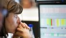Eine Händlerin schaut am Freitag (05.08.2011) in der Börse in Frankfurt am Main auf ihre Monitore. Nach einem Ausverkauf an der Wall Street am Vorabend und steilen Talfahrten an den asiatischen Börsen eröffnete der deutsche Markt mit zunächst panikartigen Verkäufen, erholte sich im Lauf des Vormittags aber ein wenig. Foto: Niklas Rüge dpa/lhe +++(c) dpa - Bildfunk+++  Foto: dpa