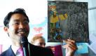 Bundesgesundheitsminister Philipp Rösler (FDP) versteigert in der Medizinischen Hochschule Hannover (MHH) für die Kunstauktion ART for HEART ein Bild. Gemälde aus aller Welt sollen zugunsten der Kinderherz-Stationen in der MHH versteigert werden. Rösler ist Schirmherr der Aktion Tag des herzkranken Kindes. Foto: dpa