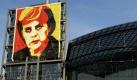 Aktivisten der Umweltorganisation Greenpeace befestigen am Hauptbahnhof in Berlin ein Transparent mit dem Konterfei von Bundeskanzlerin Angela Merkel. Wenige Tage vor dem Klimagipfel in Kopenhagen fordet die Umweltschutzorganisation von Merkel ein Umdenken in der Klimapolitik.  Foto: ddp