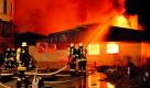 Feuerwehrleute arbeiten an einer Einsatzstelle in Schwarzenbruck, Mittelfranken. Die Halle eines metallverarbeitenden Betriebs ist dort abgebrannt. Das Feuer war aus zunächst ungeklärter Ursache ausgebrochen. Verletzt wurde niemand.  Foto: dpa