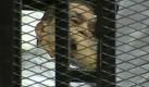 Hinter Gittern im Gericht: Dem ehemaligen ägyptischen Präsidenten Husni Mubarak wird in Kairo der Prozess gemacht. In einem Krankenbett wurde der gesundheitlich angeschlagene 83-Jährige ins Gericht gebracht. Um ihn herum:ein Käfig. Foto: dapd