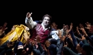 In this Monday, Oct. 19, 2009 photo, singer Placido Domingo, center, performs the opera Simon Boccanegra by Giuseppe Verdi at the Staatsoper in Berlin, Germany. The opera conducted by Daniel Barenboim will premier on Saturday, Oct. 24, 2009. (AP Photo/Markus Schreiber) Foto: ap