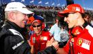 Michael Schumacher (rechts) und Brawn-GP-Teamchef Ross Brawn geben sich die Hand. Im Rennen um die kommende Weltmeisterschaft setzt Ross Brawn auf Michael Schumacher:Er ist fest überzeugt, dass der Deutsche in seiner Comeback-Saison Weltmeister wird. Foto: dpa