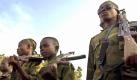 Kinder werden in einem Hema-Camp am Rande von Bunia (Kongo) zu Soldaten ausgebildet (Archivfoto vom 16.06.2003). Die zum Volk der Hema gehörende UPC-Miliz (Union Kongolesischer Patrioten) verfügt in der Stadt über mehrere hundert Kämpfer, viele von ihnen Kinder. In Kinshasa, wo die Bundeswehr helfen soll, die für den 30. Juli 2006 geplanten Wahlen abzusichern, ist vieles Neuland. Den deutschen Soldaten könnten unangenehme Begegnungen mit Kindern bevorstehen.
 Foto: dpa