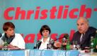 HIV - Bundeskanzler Helmut Kohl nahm am 05.11.1991 in Jena am 3. deutschen Studentenforum teil, das an der Friedrich-Schiller-Universität stattfand. Mitte: Christine Lieberknecht, Kultusministerin von Thüringen (die Person links ist nicht identifiziert). Die CDU-Politikerin Christine Lieberknecht ist nach einem Abstimmungsdrama im Landtag neue Ministerpräsidentin in Thüringen. Sie setzte sich am Freitag (30.10.2009) im dritten Wahlgang in einer Kampfkandidatur gegen den Linke-Politiker Ramelow durch. Die 51- Jährige erhielt 55 von 87 abgegebenen Stimmen. Foto: Jan-Peter Kasper dpa/lth (zu dpa 4101 vom 30.10.2009) +++(c) dpa - Bildfunk+++ Foto: dpa