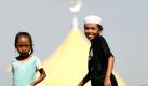Filipino muslim children play in front of a mosque after attending a prayer in Pasay city, south of Manila, Philippines, 13 August 2010, the third day of the Muslim fasting month of Ramadan. The Ramadan is the 9th month of the Islamic calendar and the most sacred of the holy months in Islam in which Muslims throughout the world abstain from eating, drinking, smoking and sex during daylight hours. EPA/FRANCIS R. MALASIG +++(c) dpa - Bildfunk+++

 Foto: dpa