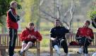 Die deutsche Fußballnationalmannschaft steckt mitten imTrainingslager für die Weltmeisterschaft. Zeit für ein entspanntes Päuschen mit dem lädierten Michael Ballack bleibt dennoch. Foto: ddp