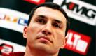 Er ist und bleibt ein Gentleman: Box-Weltmeister Wladimir Klitschko hat seinen Herausforderer Samuel Peter bei einer Pressekonferenz in Frankfurt beschenkt. Er überreichte dem Nigerianer zu seinem 30. Geburtstag eine Torte in Form eines Boxringes. Mit so viel Freundlichkeit wird Peter am 11. September nicht zu rechnen haben. Dann treten die beiden Schwergewichtler in der Commerzbank-Arena in Frankfurt gegeneinander an. Foto: ap