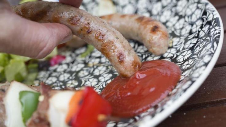 Bei Ketchup in geringen Mengen ist der Zuckergehalt zu vernachlässigen - die Bratwurst hat in der Regel viel mehr Kalorien.
