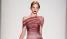 Ein Model zeigt auf der Fashion Week in New York ein elegantes Kleid aus der Frühlingskollektion der Designerin Lela Rose für das Jahr 2011. Die gebürtige Texanerin lebt und arbeitet in New York. Foto: dapd