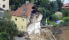 Vom Erdboden verschluckt: Die Hälfte des Hauses in Nachterstedt ist in die Tiefe gerissen worden. Foto: ap