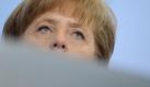 Bundeskanzlerin Angela Merkel (CDU) sitzt am Dienstag (22.03.11) in Berlin im Bundeskanzleramt im Anschluss an ein Gespraech zur weiteren Nutzung der Kernenergie mit den Ministerpraesidenten der Laender, in denen Atomkraftwerke stehen, auf einer Pressekonferenz auf dem Podium. Merkel will einen Rat der Weisen einrichten, der sich mit den gesellschaftlichen Fragen der Atomtechnologie auseinandersetzen soll. Den Vorsitz dieses Gremiums soll der fruehere Umweltminister Klaus Toepfer (CDU) gemeinsam mit dem Praesidenten der Deutschen Forschungsgemeinschaft, Matthias Kleiner, uebernehmen, sagte Merkel am Dienstag nach einem Treffen mit den Ministerpraesidenten der Laender, in denen Atomkraftwerke stehen. Es gebe eine Vielzahl von Fragestellungen, die im Lichte von Japan gegebenenfalls neu bewertet werden muessten, sagte Merkel. (zu dapd-Text) Foto: Michael Gottschalk/dapd Foto: dapd