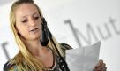 Die Schülerin Nicole Zelezny reimt in Mainz bei einem Slam-Poetry-Workshop. Unter dem Titel Projekt: Poetry veranstaltet das Literaturbüro Mainz zurzeit an verschiedenen Schulen in Rheinland-Pfalz Workshops in Slam Poetry.
 Foto: ddp