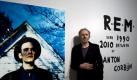Der Fotograf und Regisseur Anton Corbijn in der Ausstellung 'Anton Corbijn. R.E.M. Seen between 1990 - 2010' im Albertinum in Dresden. Foto: Arno Burgi Foto: dpa