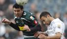 Mönchengladbachs Roberto Colautti (l.) und Freiburgs Ömer Toprak kämpfen um den Ball. Foto: ddp
