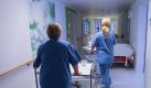 Pflegekräfte, die rund um die Uhr Patienten beaufsichtigen müssen, arbeiten auch mit Bereitschaftszeiten. Hier steht ihnen ebenfalls der Mindestlohn zu. Foto: Peter Steffen Foto: dpa