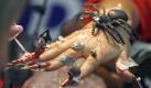 Ein bisschen Glitter, ein bisschen Nagellack und neckischer Schmuck - und schon ist die spektakuläre Handbemalung fertig. Foto: dpa