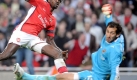 Für Togo kämpft Emmanuel Adebayor (l.), von Arsenal London zum reichen Klub Manchester City gewechselt. Er gilt als einer der besten Angreifer der englischen Premier League, doch sein Heimatland ist eine noch junge Fußballnation und zählt deshalb zu den Außenseitern. Bisher konnte Togo nur an einer Weltmeisterschaft teilnehmen, ist zurzeit Vorletzter der Gruppe A und verlor nun auch gegen Kamerun. Foto: dpa