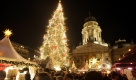 Eine 36 Meter hohe Fichte aus dem Zillertal in Österreich erstrahlt am Montag (24.11.2008) auf dem diesjährigen Weihnachtsmarkt am Gendarmenmarkt im Berliner Bezirk Mitte. Im Hintergrund der Deutsche Dom. Foto: Wolfgang Kumm dpa/lbn +++(c) dpa - Bildfunk+++ Foto: dpa