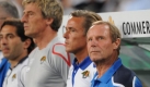 Am Ende war es die befürchtete Lehrstunde für das Team von Trainer Berti Vogts (r.) und Assistent Uli Stein (l.) . Foto: dpa