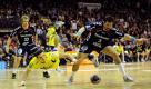 Handball, 1. Bundesliga, 23. Spieltag, Fuechse Berlin - SG Flensburg-Handewitt, Sonntag (27.02.11), Max-Schmeling-Halle, Berlin: Flensburg-Handewitts Lasse Boesen (v.l.), Berlins Alexander Petersson, und Flensburg-Handewitts Tobias Karlsson versuchen, an den Ball zu gelangen. Das Spiel endete 24:24 (10:13). Foto: Gerit Borth/dapd

Füchse Berlin holen Remis gegen Flensburg
Vorspann: 	
Text: 	

Berlin (dpa) - Die Füchse Berlin bleiben auf Champions-League-Kurs: Der Hauptstadtverein sicherte sich in der Handball-Bundesliga gegen die SG Flensburg-Handewitt nach toller Aufholjagd ein 24:24 (10:13).

Der Tabellendritte hatte durch einen Siebenmeter nach Ablauf der Spielzeit sogar die Chance auf den Sieg, doch Konrad Wilczynski scheiterte am Gäste-Torhüter Dan Beutler. Mit 37:9 Punkten rangieren die Füchse weiter auf Platz drei hinter dem HSV Hamburg und dem THW Kiel, Flensburg ist Sechster. Für die Füchse war es der vierte Punktverlust in Serie und der erste in eigener Halle in dieser Saison. Bester Berliner Werfer war Ivan Nincevic (7/1), für die Gäste traf Lasse Bøsen ebenfalls siebenmal. Zuvor gewann TSG Wetzlar 36:33 (16:15) in Friesenheim.
Ressort: 	Sport
Schlagworte: 	Handball/Bundesliga/Berlin/ Foto: dapd