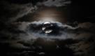 Der Vollmond ist am Mittwoch, 2. Dezember 2009 hinter leichten Wolken ueber dem Ort Gaiberg bei Heidelberg zu sehen. (AP Photo/Daniel Roland) ---The full moon is seen behind clouds above the village of Gaiberg near Heidelberg, Germany, on Wednesday, Dec. 2, 2009. (AP Photo/Daniel Roland) Foto: dapd