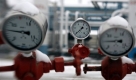 Gauges indicate gas pressure near the Ukrainian border at the E.ON Natural Gas Storage Company in Hajduszoboszlo (230 km/140 miles east of Budapest), Hungary, Wednesday, Jan. 7. 2009. Wednesday Hungary started to use its gas reserve from storage facilities while authorities restricted natural gas supply to industrial clients including Budapest Airport as Russia's gas shipments to Europe via Ukraine stopped after the two countries continued to dispute pricing, transit fees and outstanding debt. (AP Photo/Bela Szandelszky) Foto: ap